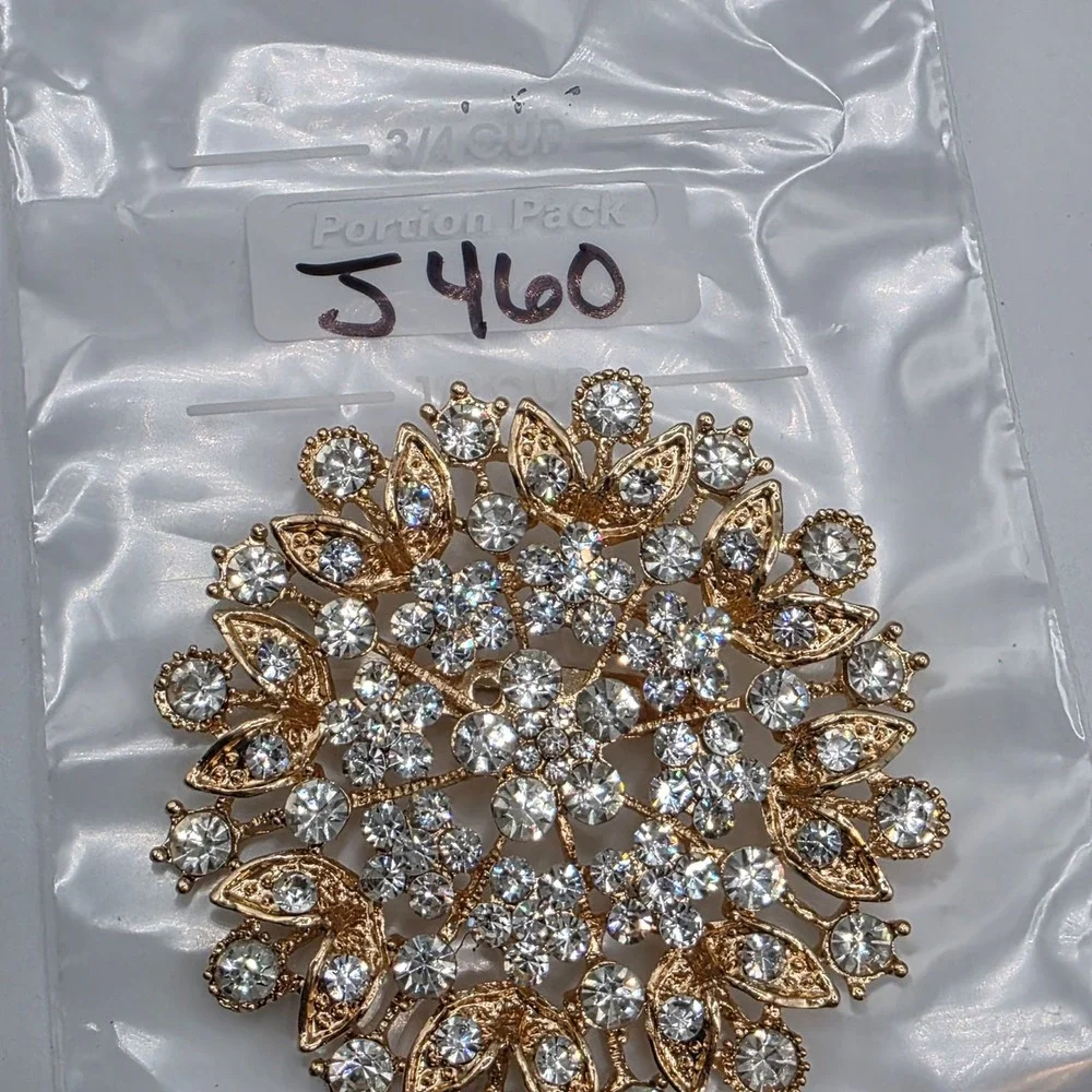 Sparkling Snowflake Brooch Rhinestone Crystal‎ Gold Tone Round Pin Jewelry